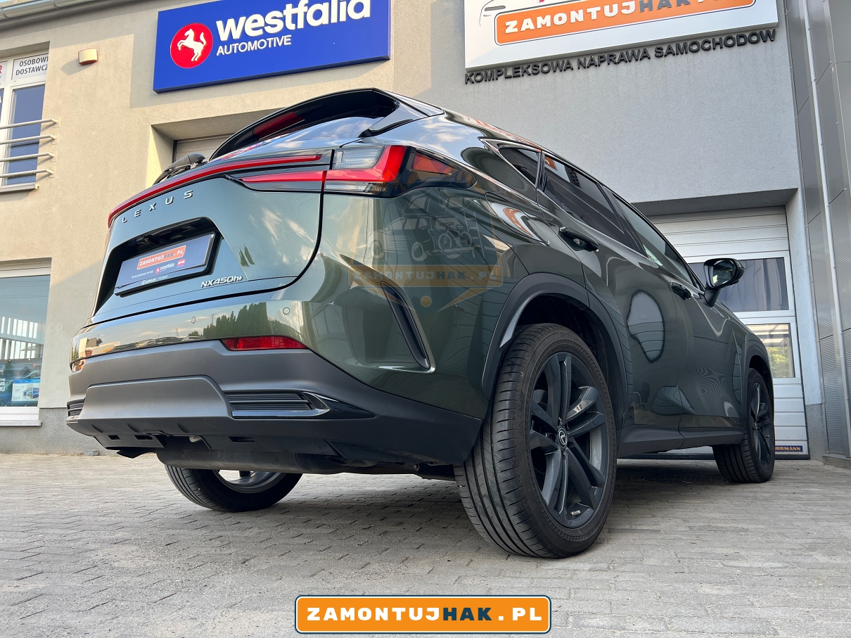 Lexus NX450h+ z zamocowanym hakiem holowniczym - praktyczne rozwiązanie do transportu w Poznaniu